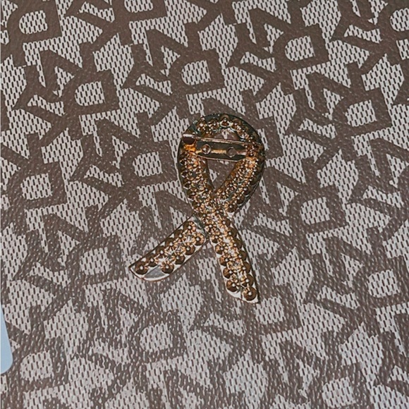 Pink Cancer Brooch - Picture 3 of 3